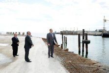 İlham Əliyev Bakı-Ələt avtomobil yolunun 2-4-cü kilometrliyində həyata keçirilən inşaat işlərinin gedişi ilə tanış olub(FOTO)